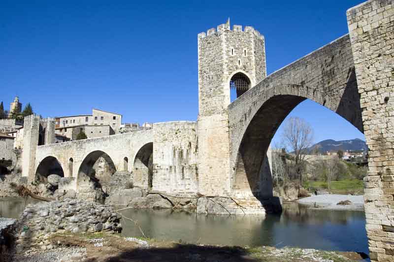 Girona - Besalú 07 - puente.jpg